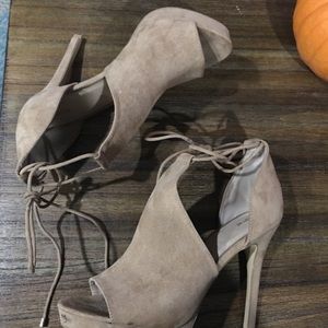 Beige heels (platform) APT9